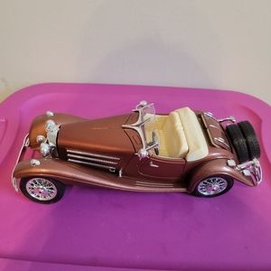 Burago 1936 Mercedes 500K Roadster Die-cast Car 1/20